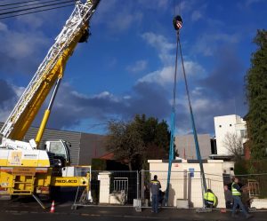 Installation par Pouchain d'un poste de livraison sur un site industriel INVIVO, utilisant une grue pour positionner l'équipement.