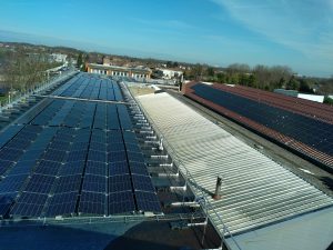 Vue des toits avec une pose de panneaux photovoltaïques sur l'ensemble de la toiture